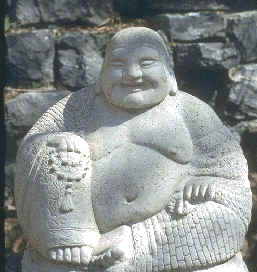 La entrada del budismo dio lugar al desarrollo de la plástica china, con la construcción de figuras rupestres de Buda