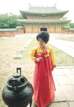 Mujer vestida con la indumentaria típica de Corea