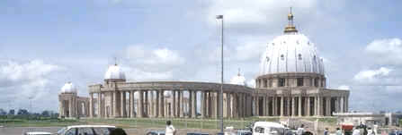 Nuestra Señora de la Paz, espectacular obra arquitectónica ordenada construir por el presidente Félix Houphouët-Boigny en su ciudad natal Yamoussoukro