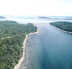 Ríos: en el curso bajo la pendiente casi nula reduce notablemente la erosión