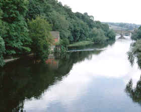 A consecuencia de la variación espacial, el río va incrementando su caudal aguas abajo