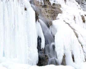 El régimen nival o glacial presenta su máximo caudal durante la primavera y comienzos del verano