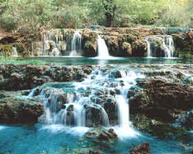 A consecuencia de la variación espacial, el río va incrementando su caudal aguas abajo