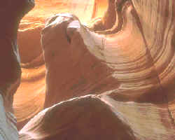 las aguas subterráneas pueden generar por erosión auténticos canales subterráneos por donde discurren libremente