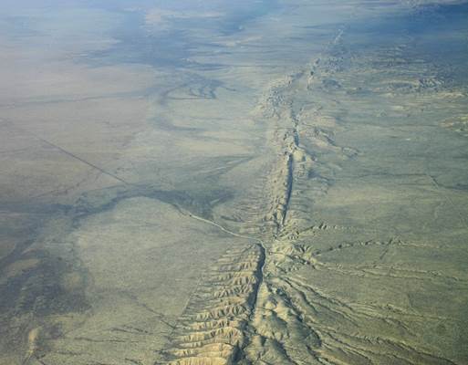 En las fallas, a diferencia de las diaclasas, existe desplazamiento de los bloques resultantes de la fracturación