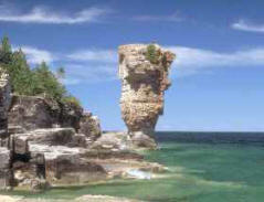 Los farallones son promontorios resultantes de la erosión diferencial en las partes blandas de un acantilado