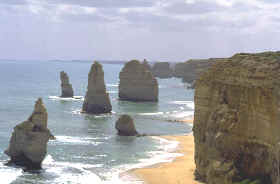 Los farallones son promontorios resultantes de la erosión diferencial en las partes blandas de un acantilado