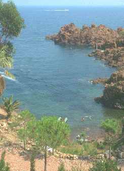 Las calas y caletas son costas de hundimiento, formadas tras la inundación por el mar de los cursos bajos de valles fluviales