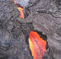 Si las lavas son muy fluidas y la superficie se enfría con rapidez, se forman túneles internos por donde la lava sigue discurriendo bajo una coraza solidificada