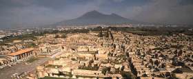Vista de las ruinas de Pompeya con el Vesubio al fondo