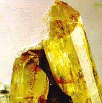 El apatito es un ejemplo de prisma incluido en el sistema romboédrico o trigonal, por presentar tres ejes colocados en un plano con ángulos de 60º entre sí, y un eje algo mayor vertical a este plano