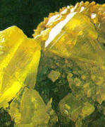 El azufre es un ejemplo de mineral de brillo no metálico, resinoso