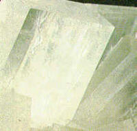 El espato de Islandia es un ejemplo de mineral con doble refracción, donde la propagación de un rayo luminoso varía con la dirección