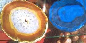 Rocas sedimentarias: El ágata es una variedad de calcedonia que presenta llamativos bandeados de colores