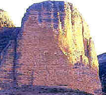 Los conglomerados son rocas sedimentarias formadas por consolidación (soldadura) de cantos, guijarros o gravas redondeados
