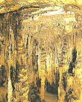 Las estalactitas (y sus equivalentes en el suelo, las estalagmitas), son fruto de un proceso calcáreo de precipitación química