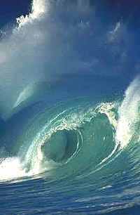 Cuando el seísmo se produce en el fondo del mar, se pueden formar olas gigantescas, en ocasiones de hasta 30 metros de altura