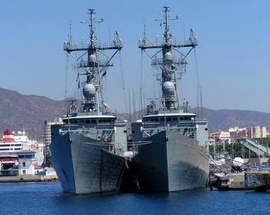 Dos buques de guerra abarloados