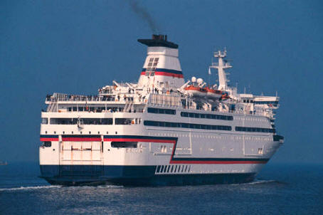 Buque de pasajeros visto por su aleta de de estribor