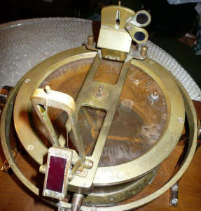 Alidada antigua, instalada sobre un compás