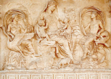 Relieve del Ara Pacis, donde se representa a la Madre Tierra con sus hijos, rodeada de frutos y animales