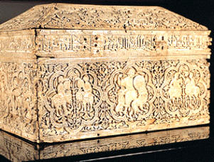 Cofre árabe del siglo XI, decorado con escritura, motivos vegetales y figuras geométricas