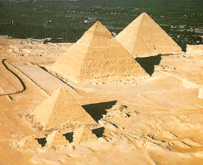 Conjunto de pirámides de Gizeh: en primer término la pirámide de Mikerinos (con las tres pequeñas de las reinas); en el centro la de Kefrén; y al fondo la mayor de todas ellas, la gran pirámide de Keops