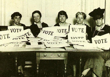 La conquista del voto femenino fue indicativo de una madurez política verdaderamente democrática. En la foto un grupo de mujeres sufragistas en 1907.