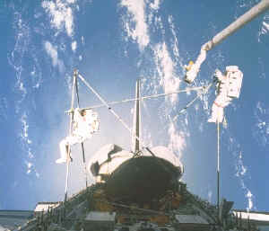 Astronautas en el exterior de la nave