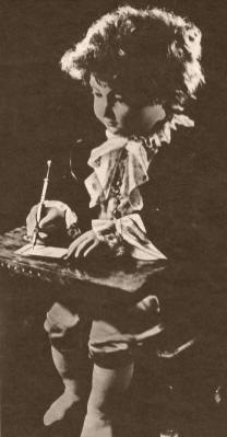 LOS AUTOMATAS. "El dibujante de Droz", mostrado en la exposición efectuada en París el año 1783, era tan perfecto que su autor fue acusado de "brujería". Hasta retocaba y corregía su obra levantando sus manos del papel, según rezaba el prospecto.