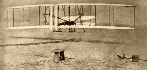 PRIMER VUELO. La inventiva de los hermanos Wright posibilitó que este extraño armatoste, para la época, se alzara del suelo ante la estupefacción del mundo.