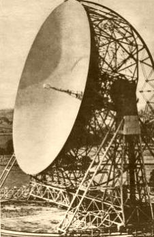 HACIA EL UNIVERSO: Desde Jodrell Bank, en Inglaterra, este gigantesco radiotelescopio ausculto toda onda proveniente del espacio y complejos computadoras electrónicas Buscan interpretación adecuada a las manifestaciones que capta, en una constante vigilia de investigación científica.