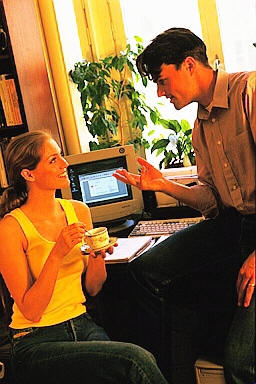 La distancia entre los interlocutores depende de la relación que tengan entre ellos. Unos 45 ó 50 cm marca la distancia habitual entre quienes conversan íntimamente. En la cultura occidental se establece la esfera personal entre los 45 y 75 cm. A partir de los 120 cm se establecen las relaciones públicas.