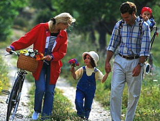 El contacto en el diálogo puede ser accidental, o estrecho y continuado, como sucede en las relaciones familiares