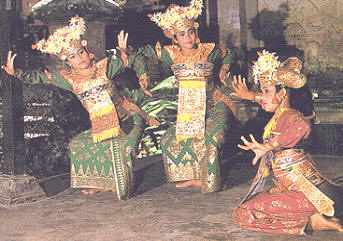 La danza legong, en Bali, utiliza los gestos y la posición del cuerpo para contar una historia que combina tristeza, miedo y esperanza.