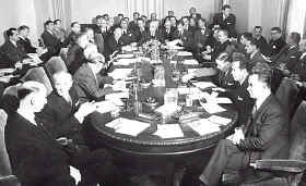 El debate es un tipo de diálogo con unas características bien definidas, donde las intervenciones, el orden, el tiempo y las reglas aplicadas por un moderador suelen estar rígidamente marcadas. En la imagen, la asamblea de la Primera Conferencia de San Francisco (26 de junio de 1945), que redactó y aprobó la carta fundacional de la Organización de las Naciones Unidas (ONU).