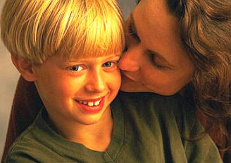 En la expresión "Mi hijo es el más guapo del mundo": el determinante posesivo mi refuerza el sentimiento de posesión única que tiene la madre respecto a su hijo