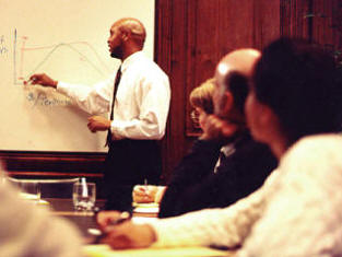 Una conversación con propósito de entenderse ilustra el proceso de elaboración de un texto: el hablante determina qué quiere decir, lo estructura y lo expresa utilizando los medios lingüísticos adecuados. Por su parte, el oyente destinatario reconstruye el proceso de forma inversa.