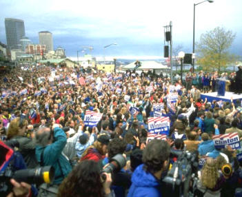 Los discursos e intervenciones que se producen en un mitin no se dirigen propiamente a los militantes y simpatizantes que asisten al acto (cuya adhesión ya se les supone), sino al resto de la sociedad. En esa misión interviene el conjunto de asistentes, y no sólo el orador, que muestran así una imagen de su ideología, de sus convicciones y de su fuerza.