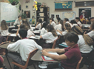 El imperativo se utiliza para mandar. Los profesores suelen emplear este modo para ordenar a los alumnos que estudien, atiendan o que guarden silencio