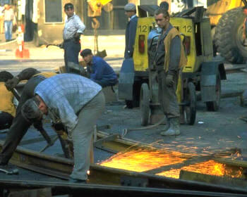 "Unos trabajan, otros observan". Las dos proposiciones que forman esta oración compuesta están unidas por unas palabras que no son propiamente nexos, pero aquí funcionan como tal: unos/otros.