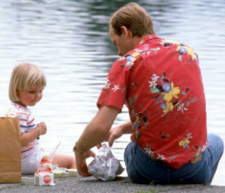 El padre prepara la merienda y el niño está observando, son dos oraciones distintas que explican, respectivamente, lo que están haciendo el padre y el hijo.