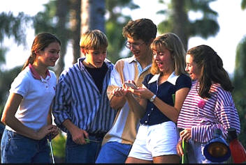 El signo lingüístico adquiere su sentido en las situaciones y contextos más diversos. En las reuniones de jóvenes, por ejemplo, se manifiesta con gran intensidad.