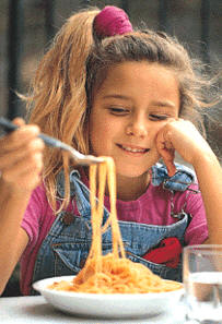 "Comerse el plato" es una metonimia. Lo que en realidad hay que comerse es el contenido del plato.