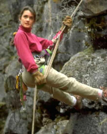 En "Ana está escalando", el verbo copulativo "está" actúa como unión entre Ana y escalando