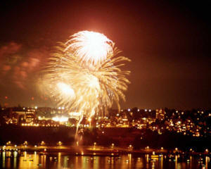 En "cuando anochezca iremos a ver los fuegos artificiales", el presente de subjuntivo es uno de los tiempos en que el verbo anochecer se conjuga de forma irregular