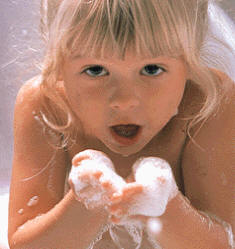 "La niña se baña" es la forma reflexiva del verbo bañar, que también puede ser transitivo. Esta sería la forma verbal empleada, por ejemplo, en la oración "La niña baña a su perro"