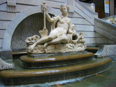 Archivo:Montréal - Centre de Commerce Mondial, Statue d'Amphitrite - 02 - 20050315.jpg