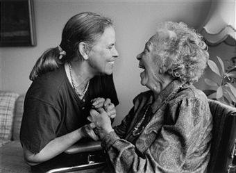 Al enfermo de Alzheimer hay que motivarle para que pueda mantener el contacto con las personas de su entorno