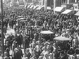 Con la Revolución Industrial las zonas rurales quedaron devaluadas y se manifestó un desplazamiento de población hacia núcleos urbanos